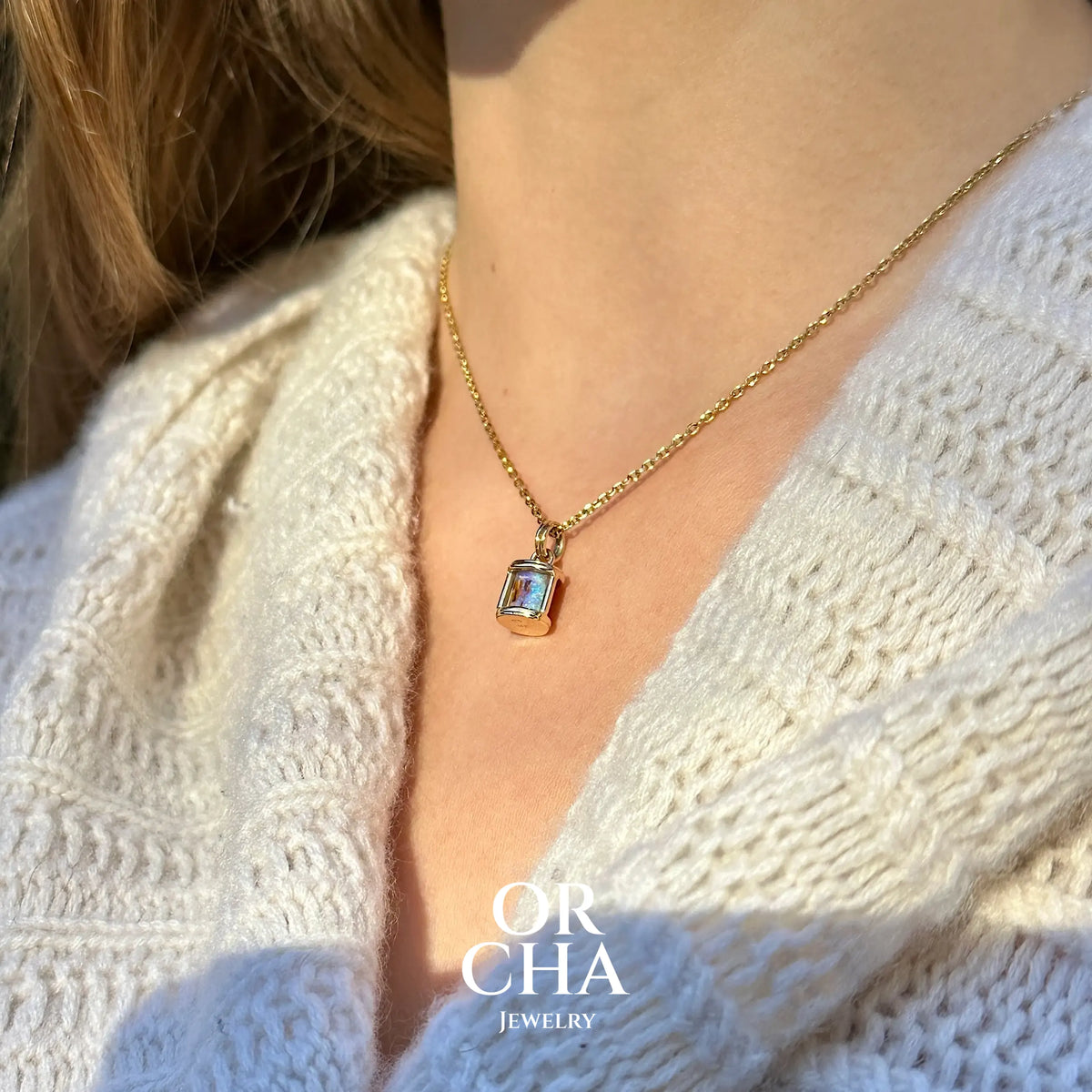 Pendentif pour femme en or jaune massif 14k serti d'une opale pipe aux feux  multicolores à dominantes bleu et violet. Specimen cylindrique d'opale rarement proposé en bijouterie. Bijou unique par par Orchajewelry