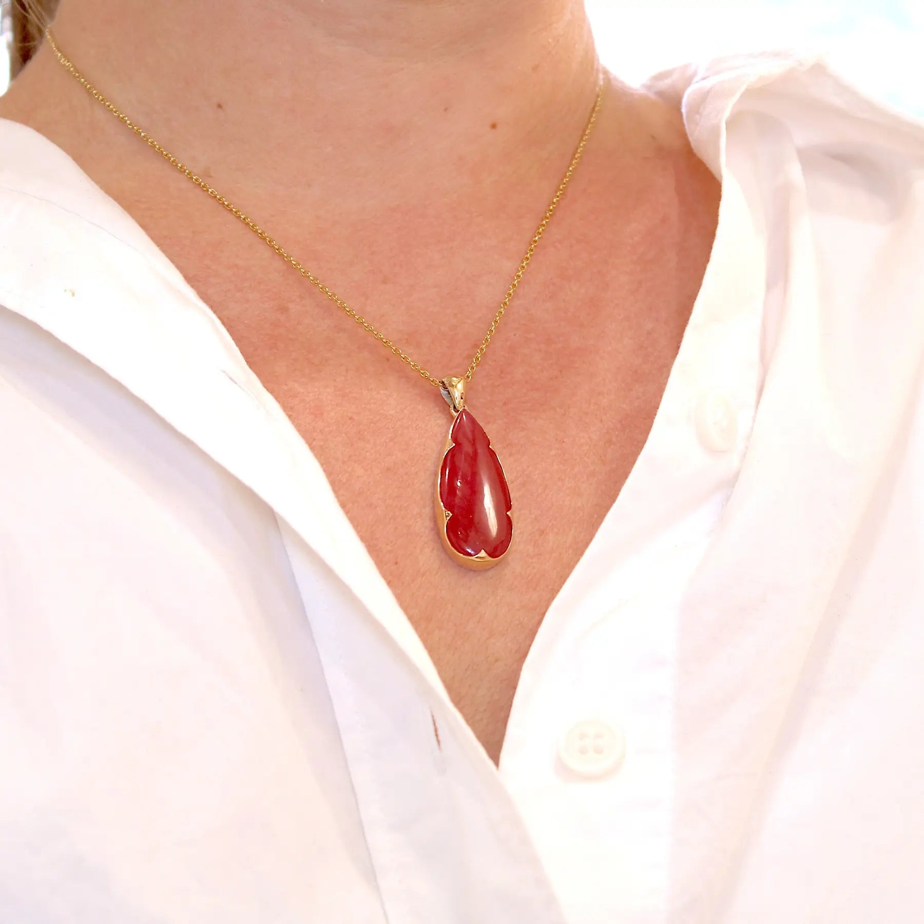 Pendentif pour femme en or jaune massif  18k et argent massif serti d'une Rhodonite rouge coquelicot de qualité rare. Pierre naturelle taillée en cabochon en forme de goutte de qualité translucide. Bijoux unique, éthique et durable présenté dans un coffret de notre marque, prêt à offrir. Livraison offerte, certificat d'authenticité, service client