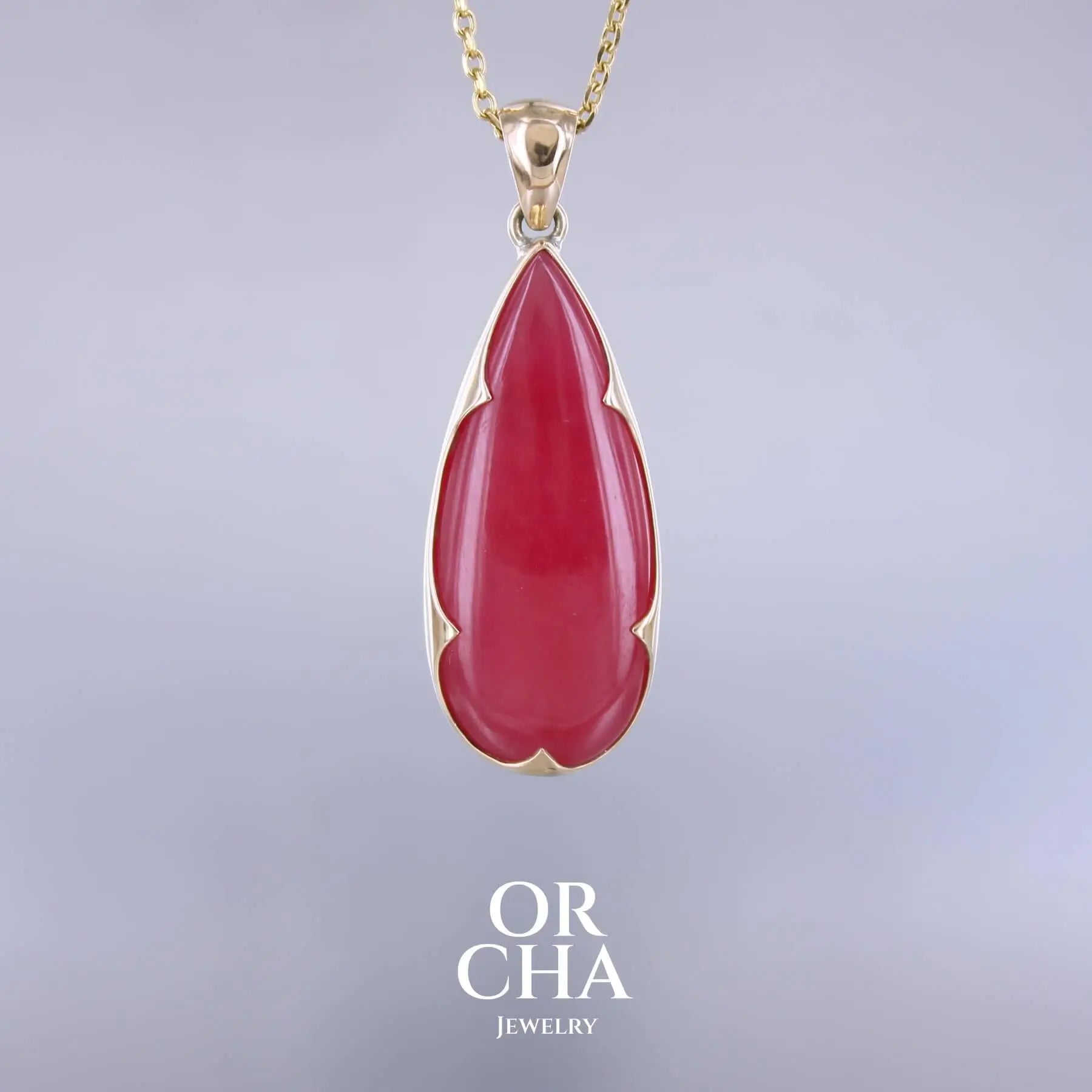 Pendentif pour femme en or jaune massif  18k et argent massif serti d'une Rhodonite rouge coquelicot de qualité rare. Pierre naturelle taillée en cabochon en forme de goutte de qualité translucide. Bijoux unique, éthique et durable présenté dans un coffret de notre marque, prêt à offrir. Livraison offerte, certificat d'authenticité, service client
