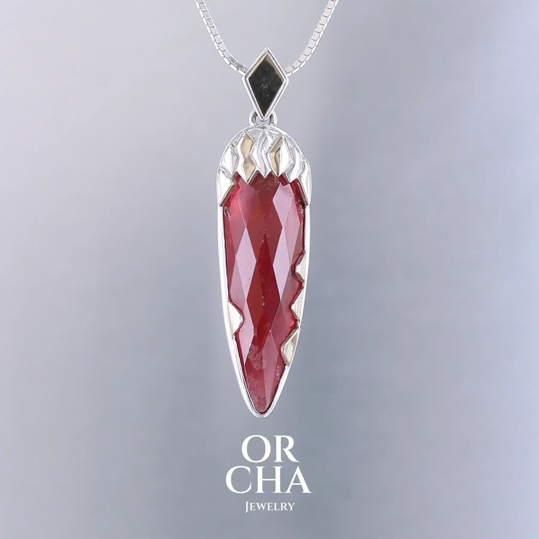 Pendentif pour femme en or jaune massif  14k serti d'une Rhodonite de qualité gemme de 24 carats. Pierre de couleur rouge coquelicot, transparente à inclusions. Pierre naturelle, ovale, taillée en cabochon facetté sur toute sa surface. Bijoux unique, éthique et durable présenté dans un coffret de notre marque, prêt à offrir. Livraison offerte, certificat d'authenticité, service client
