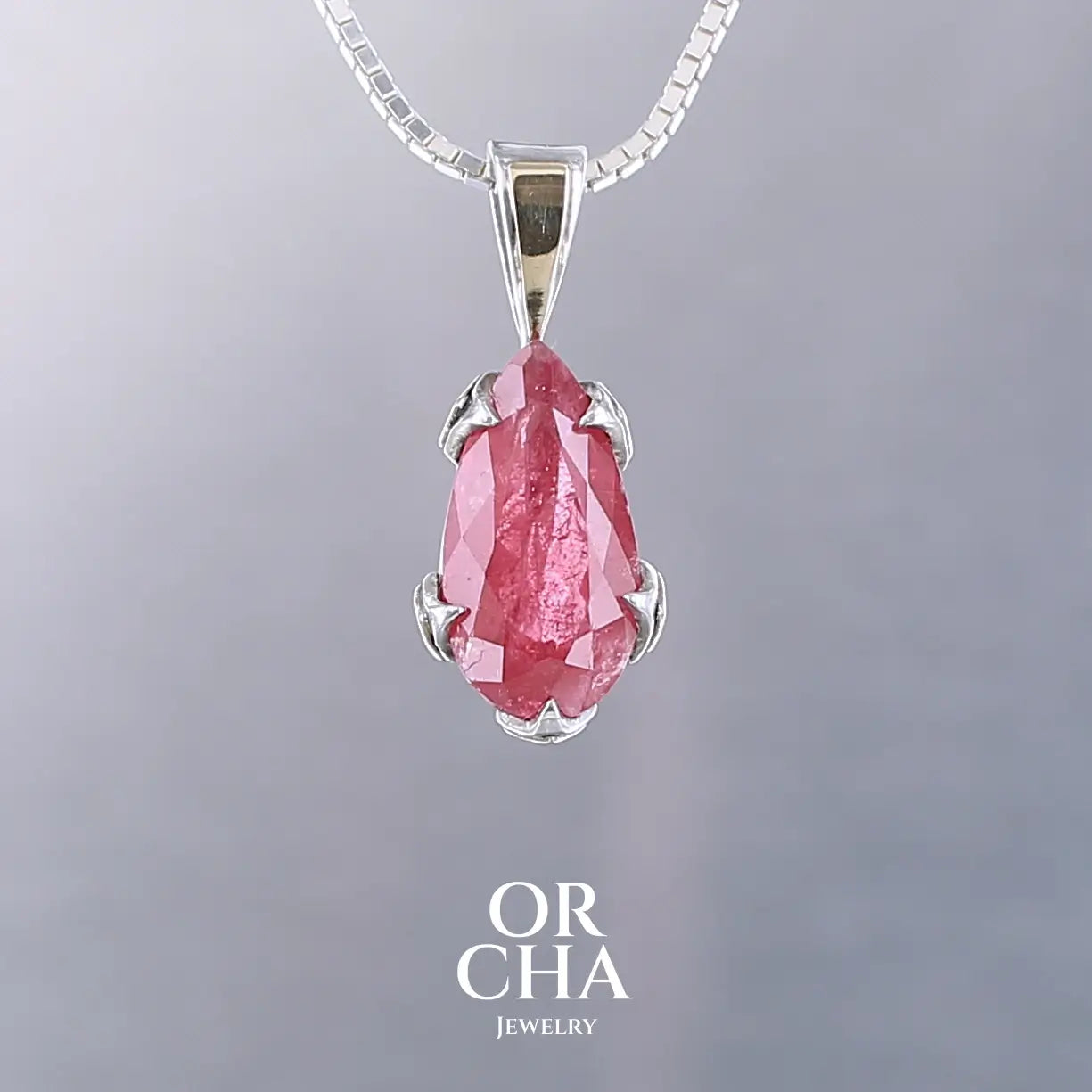 Pendentif pour femme en or jaune massif  9k serti d'une Rhodonite de qualité gemme. Pierre de couleur rouge coquelicot, transparente à inclusions. Pierre naturelle, ovale, taillée en cabochon facetté sur toute sa surface. Bijoux unique, éthique et durable présenté dans un coffret de notre marque, prêt à offrir. Livraison offerte, certificat d'authenticité, service client
