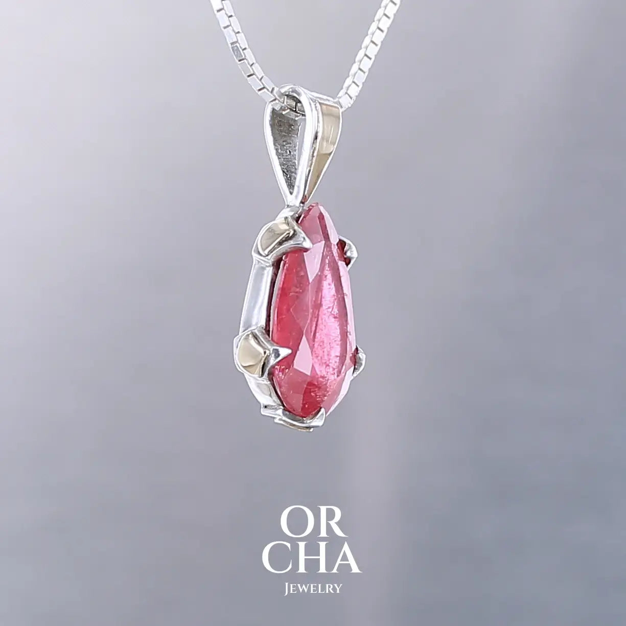 Pendentif pour femme en or jaune massif  9k serti d'une Rhodonite de qualité gemme. Pierre de couleur rouge coquelicot, transparente à inclusions. Pierre naturelle, ovale, taillée en cabochon facetté sur toute sa surface. Bijoux unique, éthique et durable présenté dans un coffret de notre marque, prêt à offrir. Livraison offerte, certificat d'authenticité, service client
