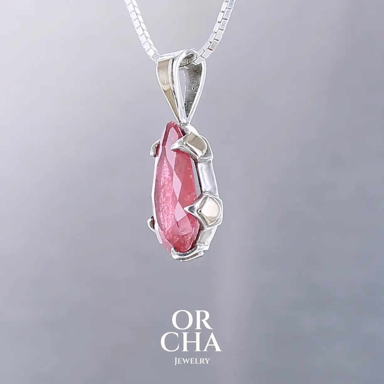 Pendentif pour femme en or jaune massif  9k serti d'une Rhodonite de qualité gemme. Pierre de couleur rouge coquelicot, transparente à inclusions. Pierre naturelle, ovale, taillée en cabochon facetté sur toute sa surface. Bijoux unique, éthique et durable présenté dans un coffret de notre marque, prêt à offrir. Livraison offerte, certificat d'authenticité, service client
