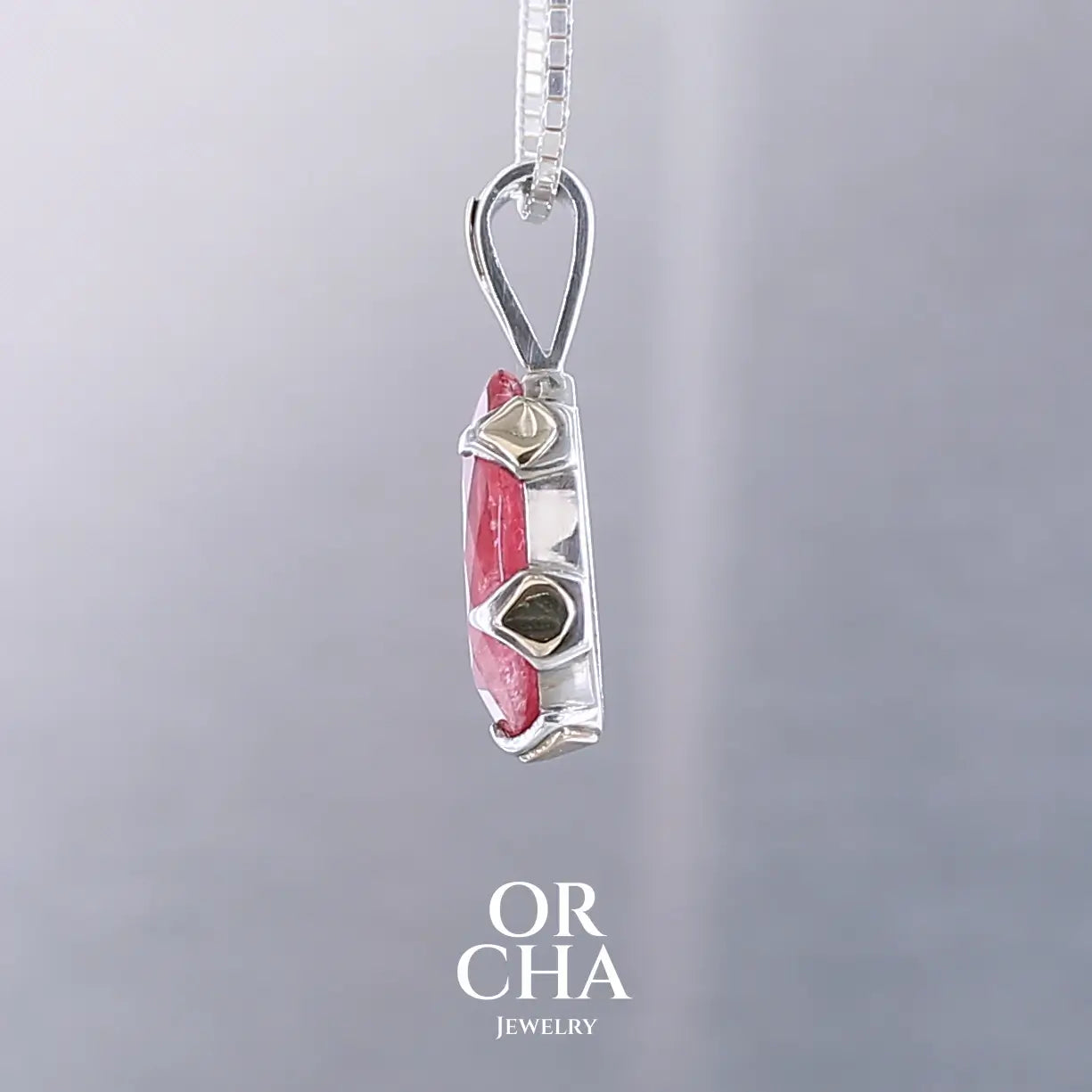 Pendentif pour femme en or jaune massif  9k serti d'une Rhodonite de qualité gemme. Pierre de couleur rouge coquelicot, transparente à inclusions. Pierre naturelle, ovale, taillée en cabochon facetté sur toute sa surface. Bijoux unique, éthique et durable présenté dans un coffret de notre marque, prêt à offrir. Livraison offerte, certificat d'authenticité, service client
