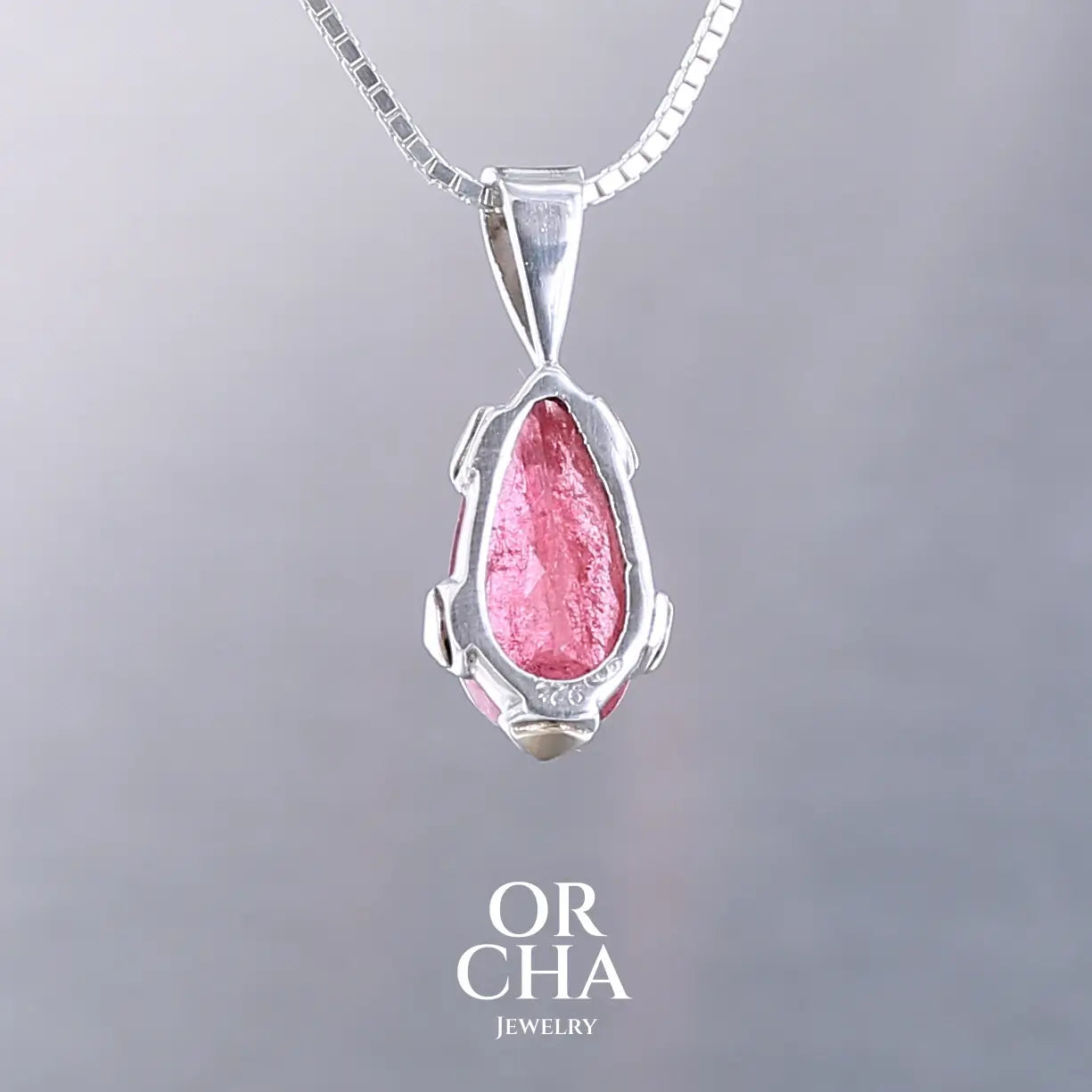 Pendentif pour femme en or jaune massif  9k serti d'une Rhodonite de qualité gemme. Pierre de couleur rouge coquelicot, transparente à inclusions. Pierre naturelle, ovale, taillée en cabochon facetté sur toute sa surface. Bijoux unique, éthique et durable présenté dans un coffret de notre marque, prêt à offrir. Livraison offerte, certificat d'authenticité, service client
