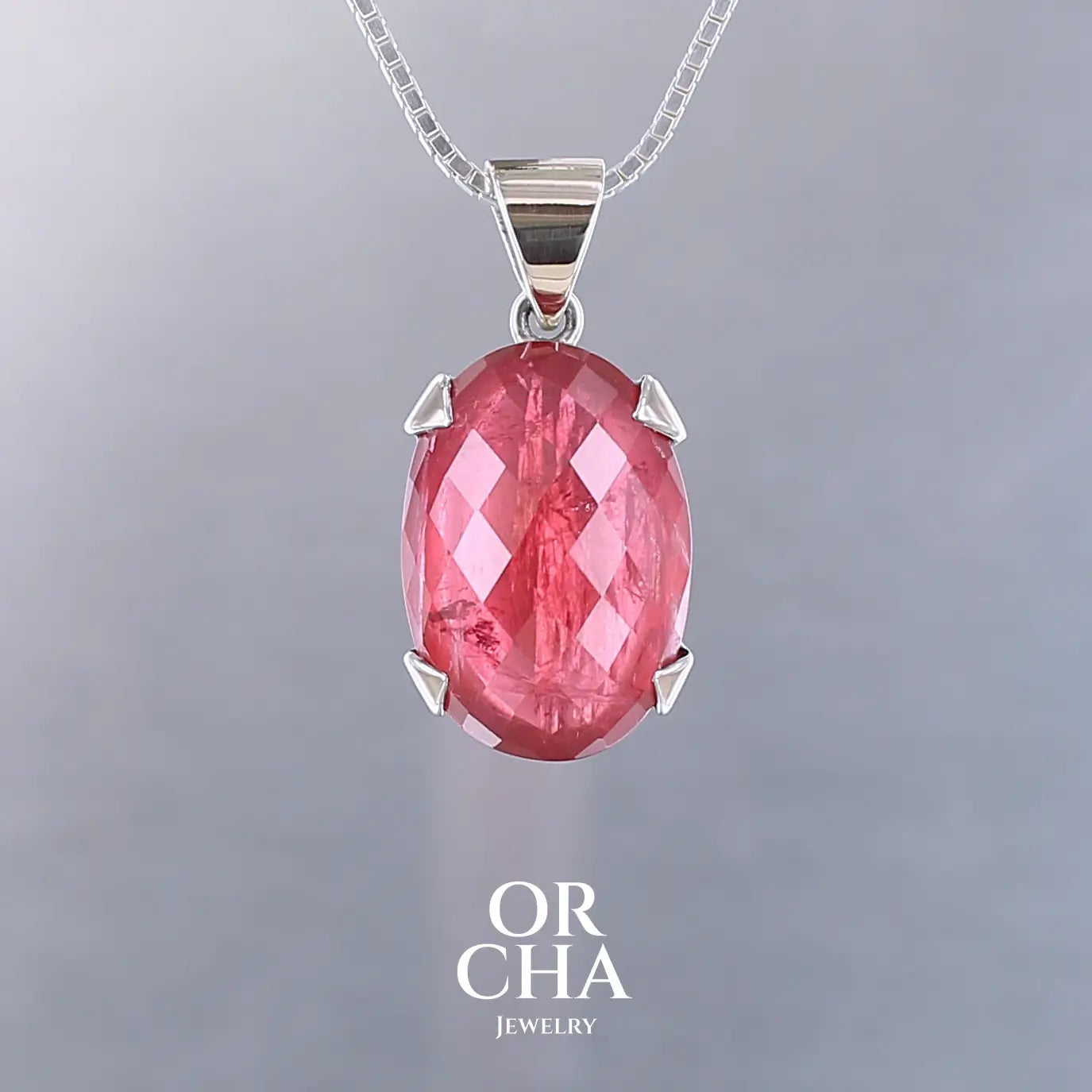 Pendentif pour femme en or jaune massif  9k serti d'une Rhodonite de qualité gemme de 16 carat. Pierre de couleur rouge coquelicot, transparente à inclusions. Pierre naturelle, ovale, taillée en cabochon facetté sur toute sa surface. Bijoux unique, éthique et durable présenté dans un coffret de notre marque, prêt à offrir. Livraison offerte, certificat d'authenticité, service client