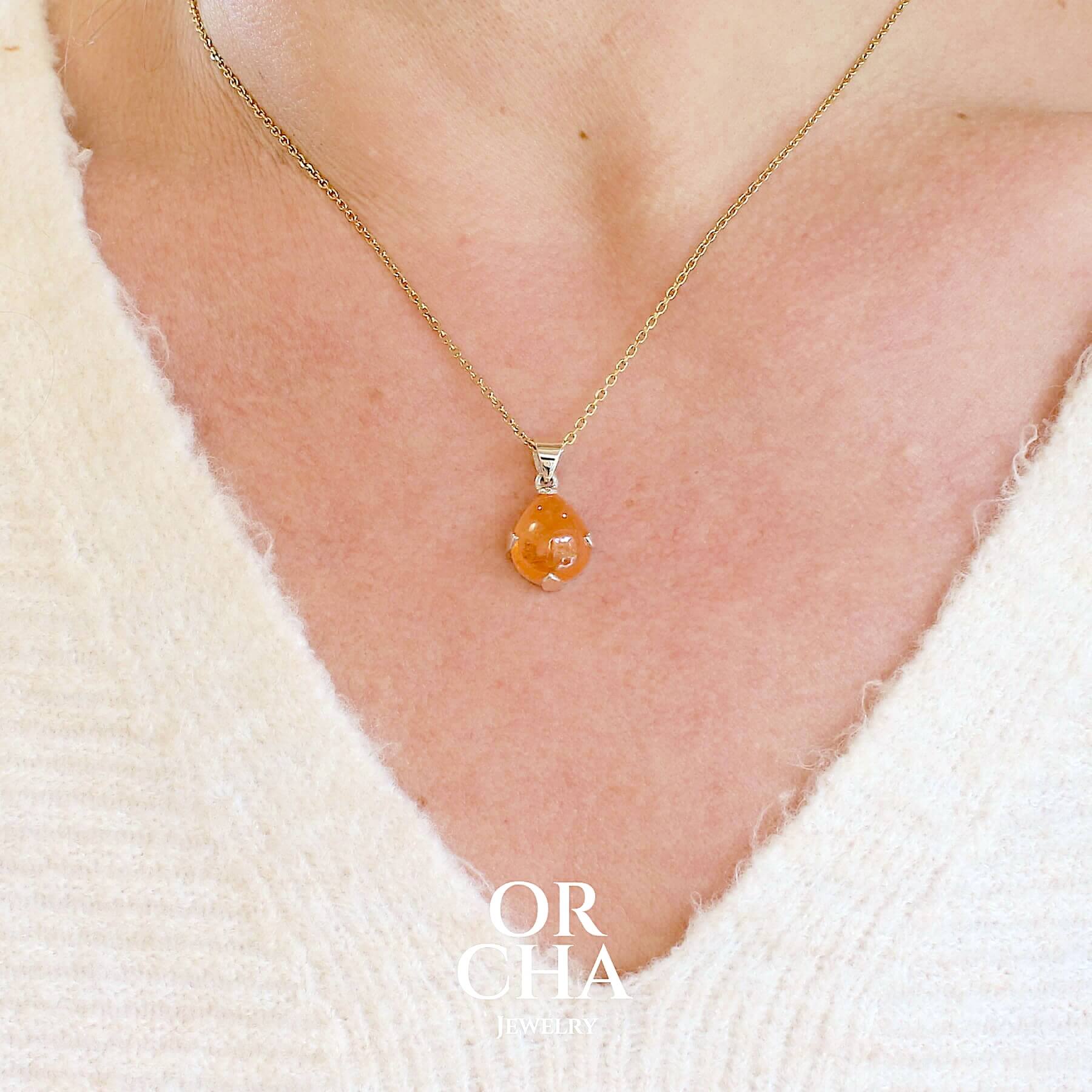 Pendentif en or jaune massif 9k et argent massif serti d'un grenat spessartite de 11,5 carats.  Cabochon en forme de goutte de couleur orange intense dit "Fanta color". Pierre transparente à inclusions. Bijoux unique, éthique et durable présenté dans un coffret de notre marque, prêt à offrir. Livraison offerte, certificat d'authenticité, service client.