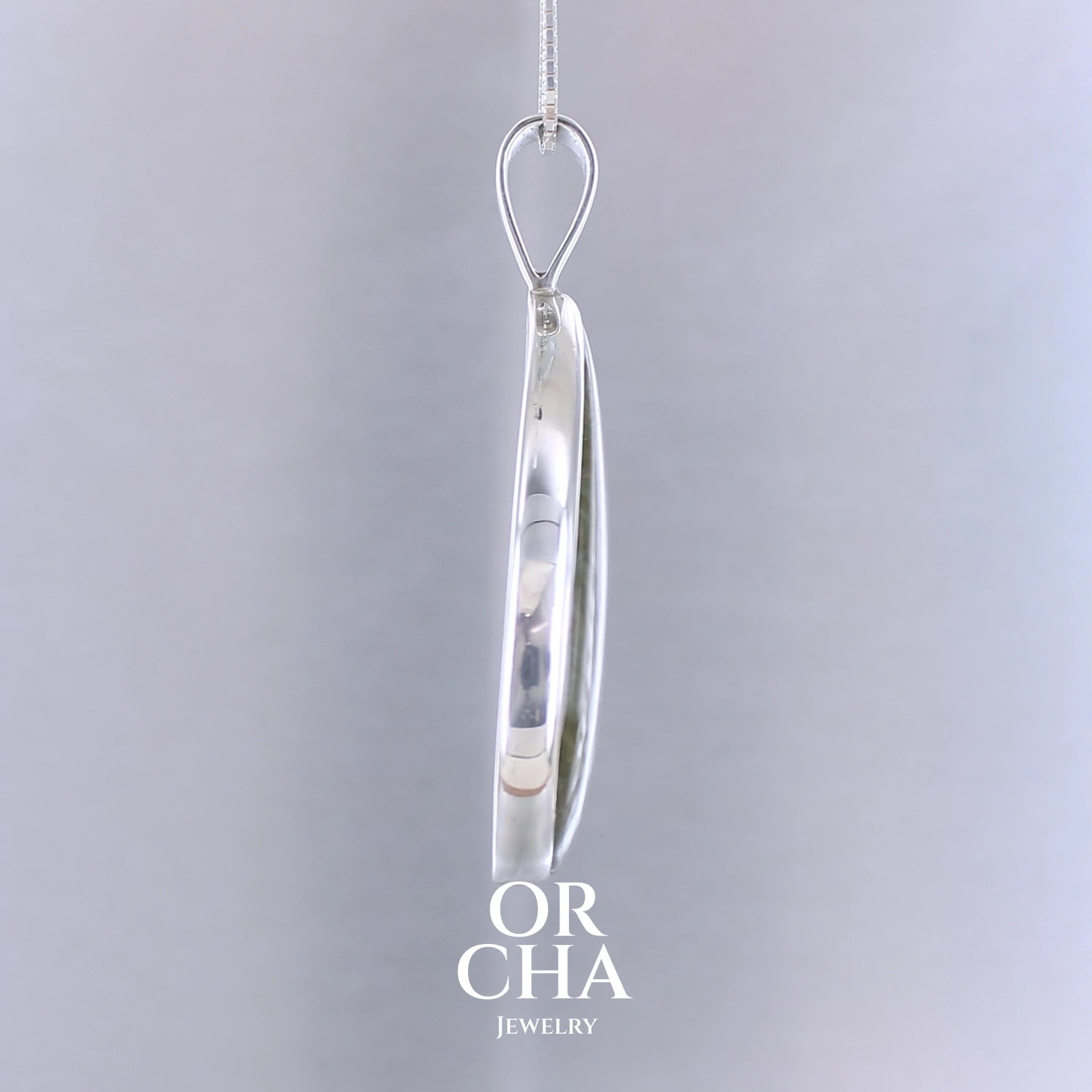 Pendentif pour femme en argent massif sertie d'une labradorite aux reflets bleus, bronzes et or selon la lumière. Pierre facettée naturelle translucide présentant des inclusions fréquents sur ce type de pierre. Bijoux unique, éthique et durable présenté dans un coffret de notre marque, prêt à offrir. Livraison offerte, certificat d'authenticité, service client.
