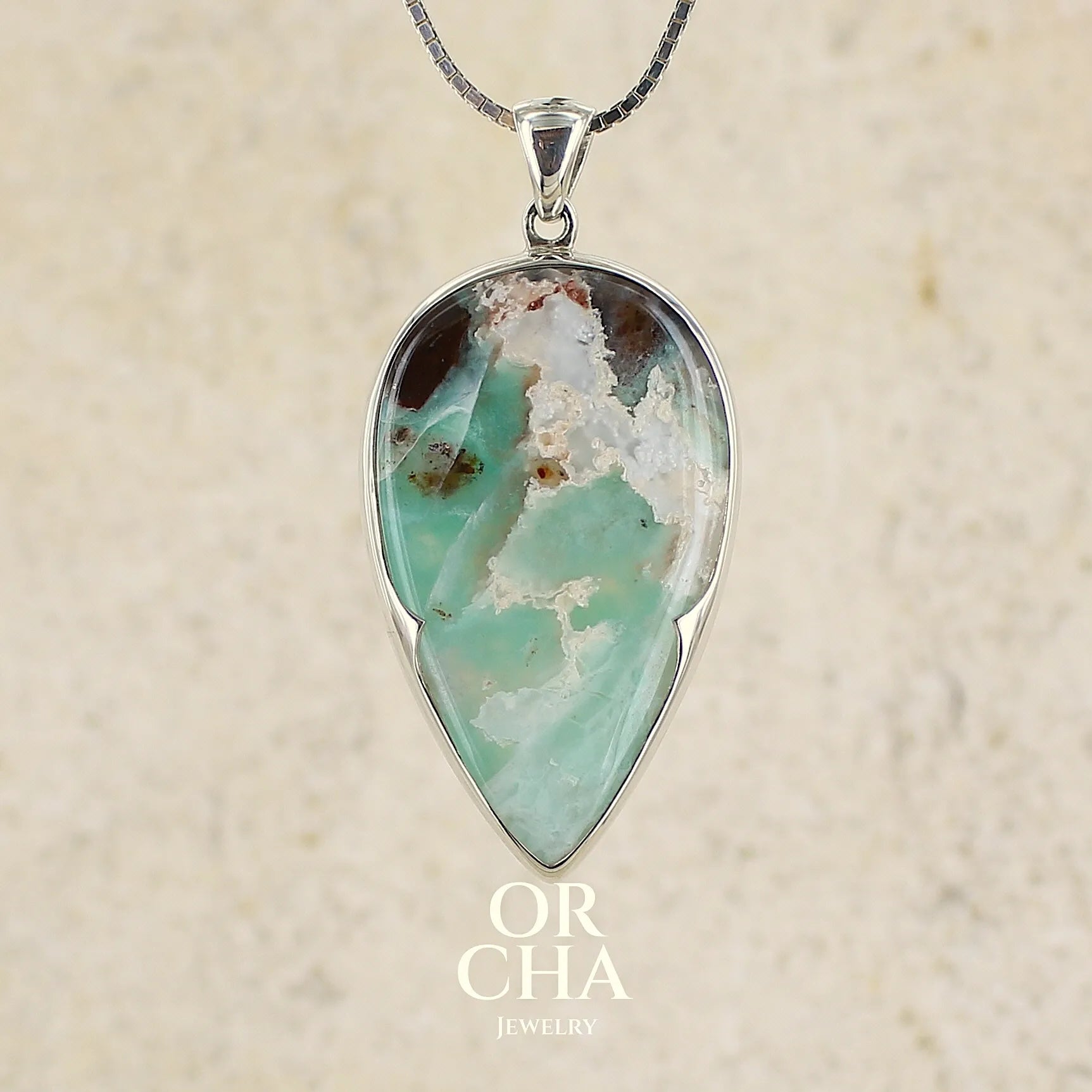 Pendentif goutte en argent massif, serti d'un cabochon de calcédoine bleue verte  Pierre paysage de qualité translucide et opaque comportant des inclusions. Bijoux unique par Orcha jewelry
