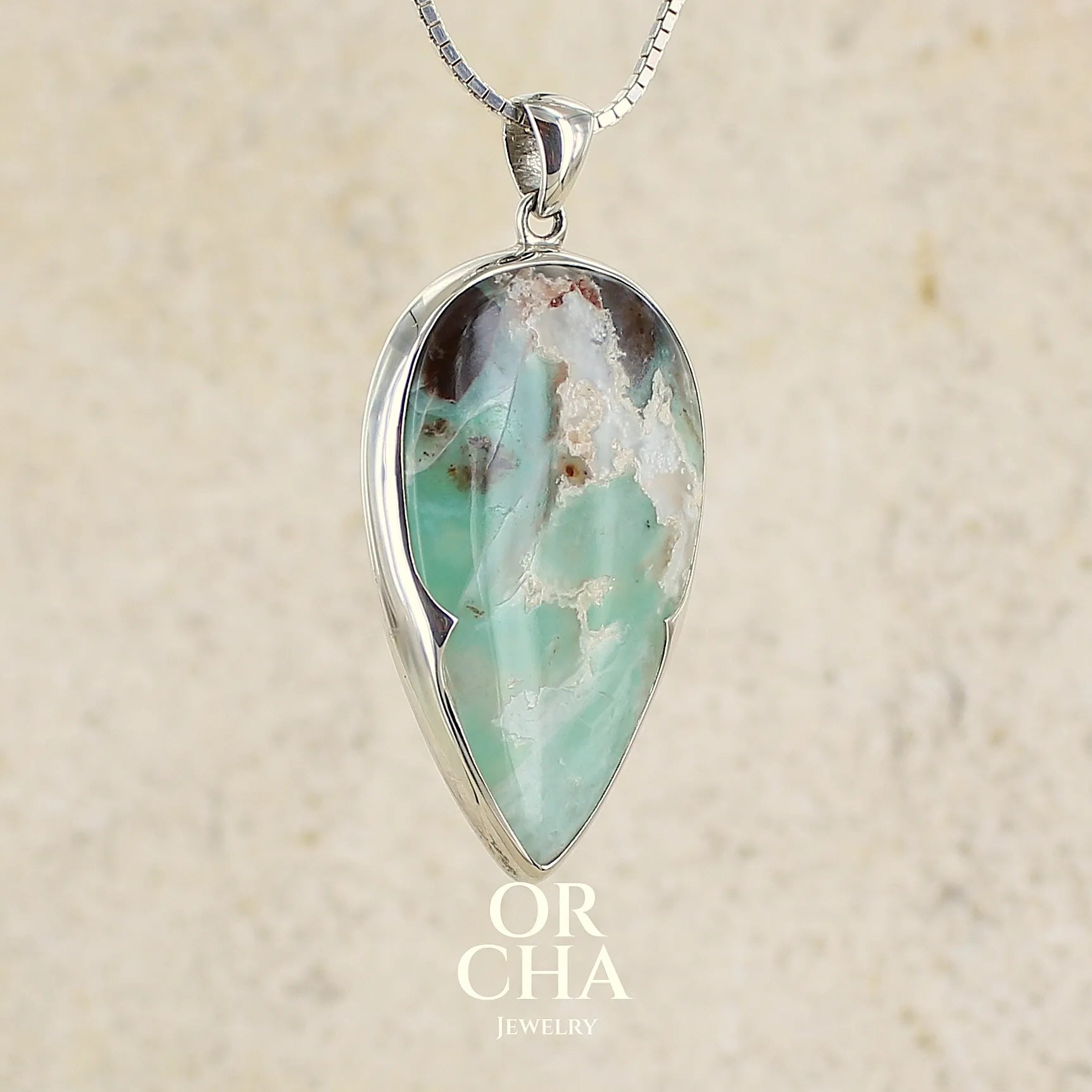 Pendentif goutte en argent massif, serti d'un cabochon de calcédoine bleue verte  Pierre paysage de qualité translucide et opaque comportant des inclusions. Bijoux unique par Orcha jewelry