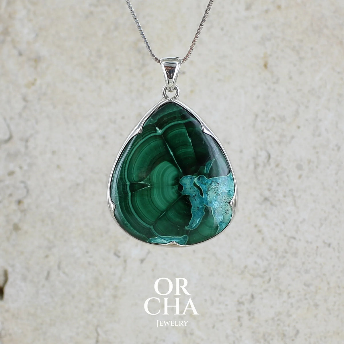 Grand pendentif pour femme en argent massif serti d'une Malachite à inclusions de Chrysocolle de couleur verte profonde intense et bleu ciel. Grand cabochon en forme de goutte. Bijoux unique réalise par Orchajewelry
