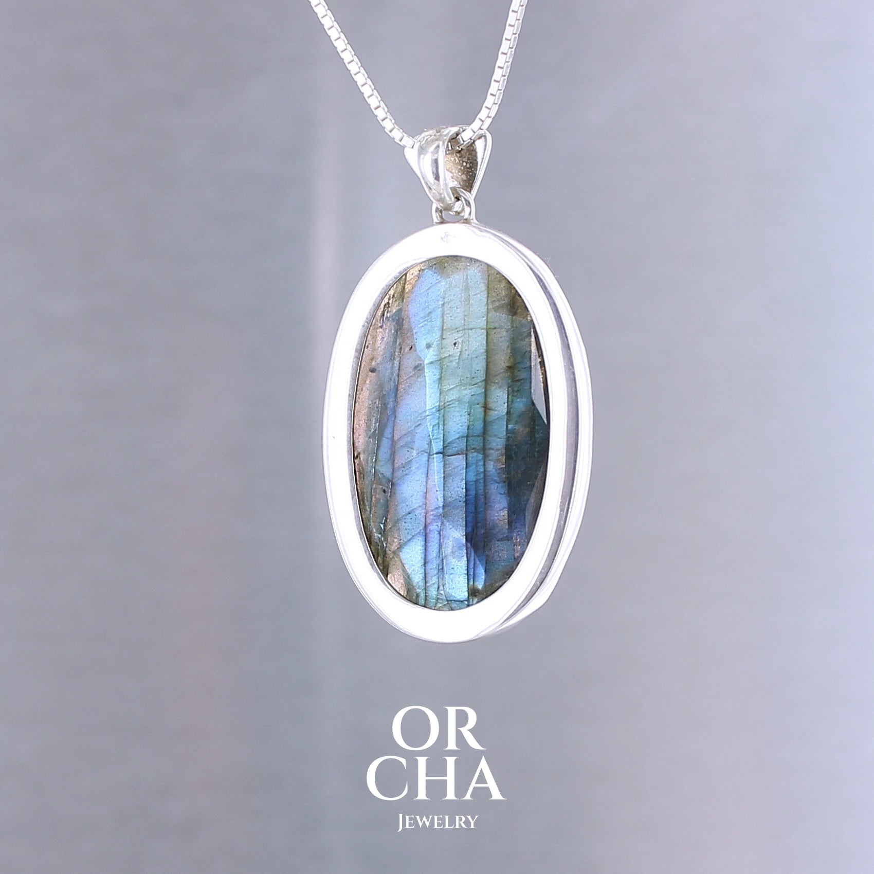 Pendentif pour femme en argent massif sertie d'une labradorite aux reflets bleus, Une ramure de cerf sculptée en argent penchasse la pierre. Pierre facettée naturelle translucide présentant des inclusions fréquents sur ce type de pierre. Bijoux unique, éthique et durable présenté dans un coffret de notre marque, prêt à offrir. Livraison offerte, certificat d'authenticité, service client.