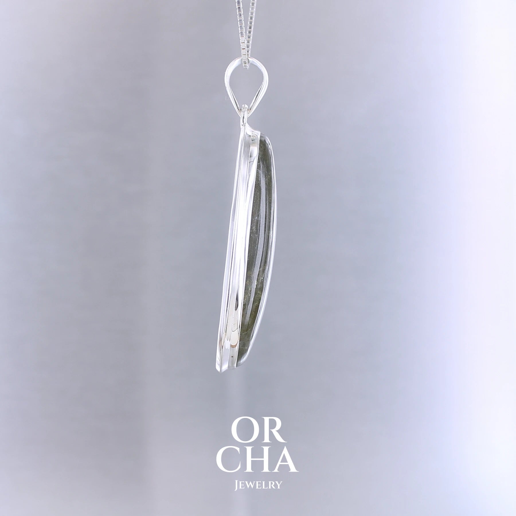 Pendentif ovale pour femme en argent massif sertie d'une labradorite aux reflets bleus électrique. Pierre cabochon naturelle translucide présentant des inclusions fréquents sur ce type de pierre. Bijoux unique, éthique et durable présenté dans un coffret de notre marque, prêt à offrir. Livraison offerte, certificat d'authenticité, service client.