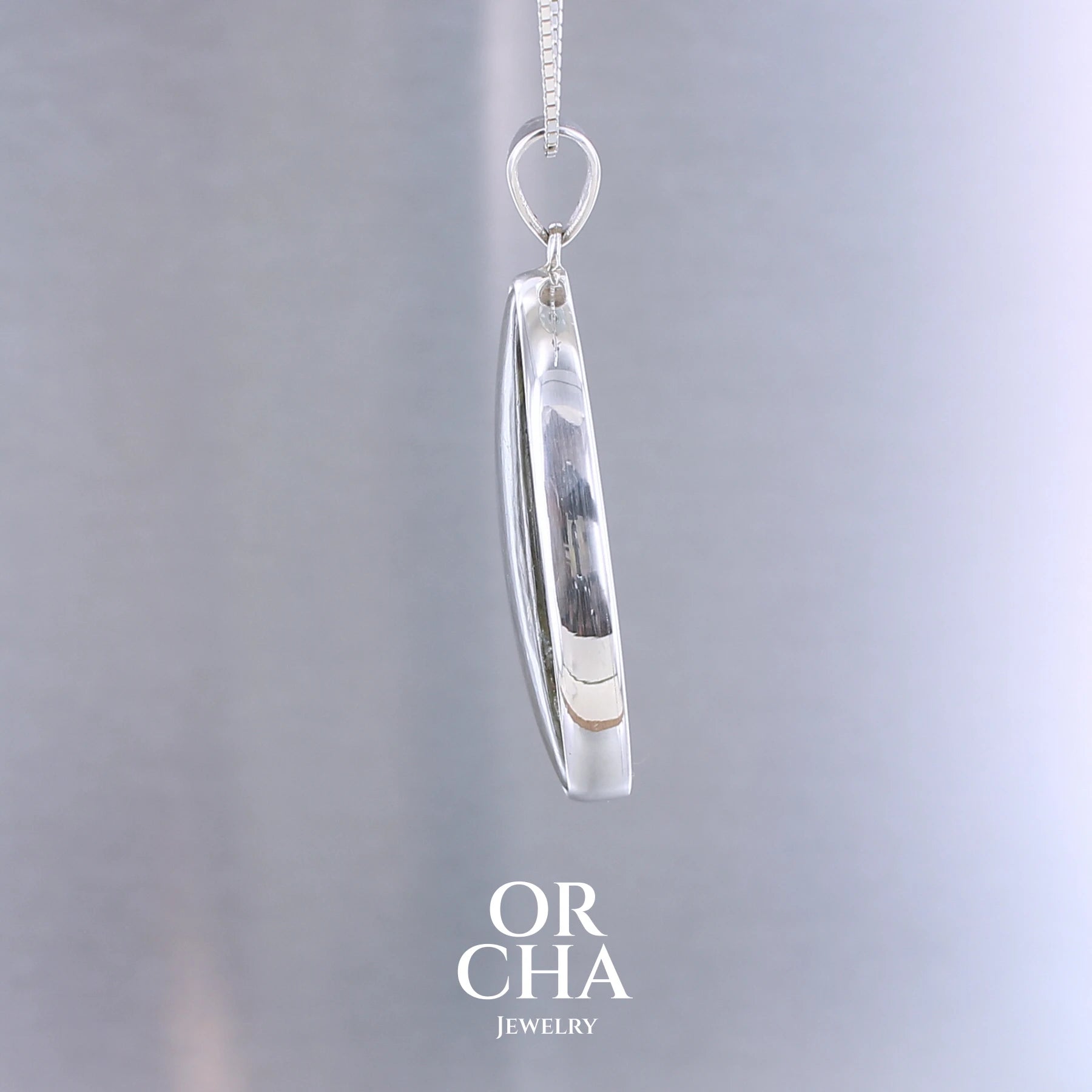 Pendentif pour femme en argent massif sertie d'une labradorite aux reflets bleu turquoise selon la lumière. Pierre cabochon naturelle translucide présentant des inclusions fréquents sur ce type de pierre. Bijoux unique, éthique et durable présenté dans un coffret de notre marque, prêt à offrir. Livraison offerte, certificat d'authenticité, service client.