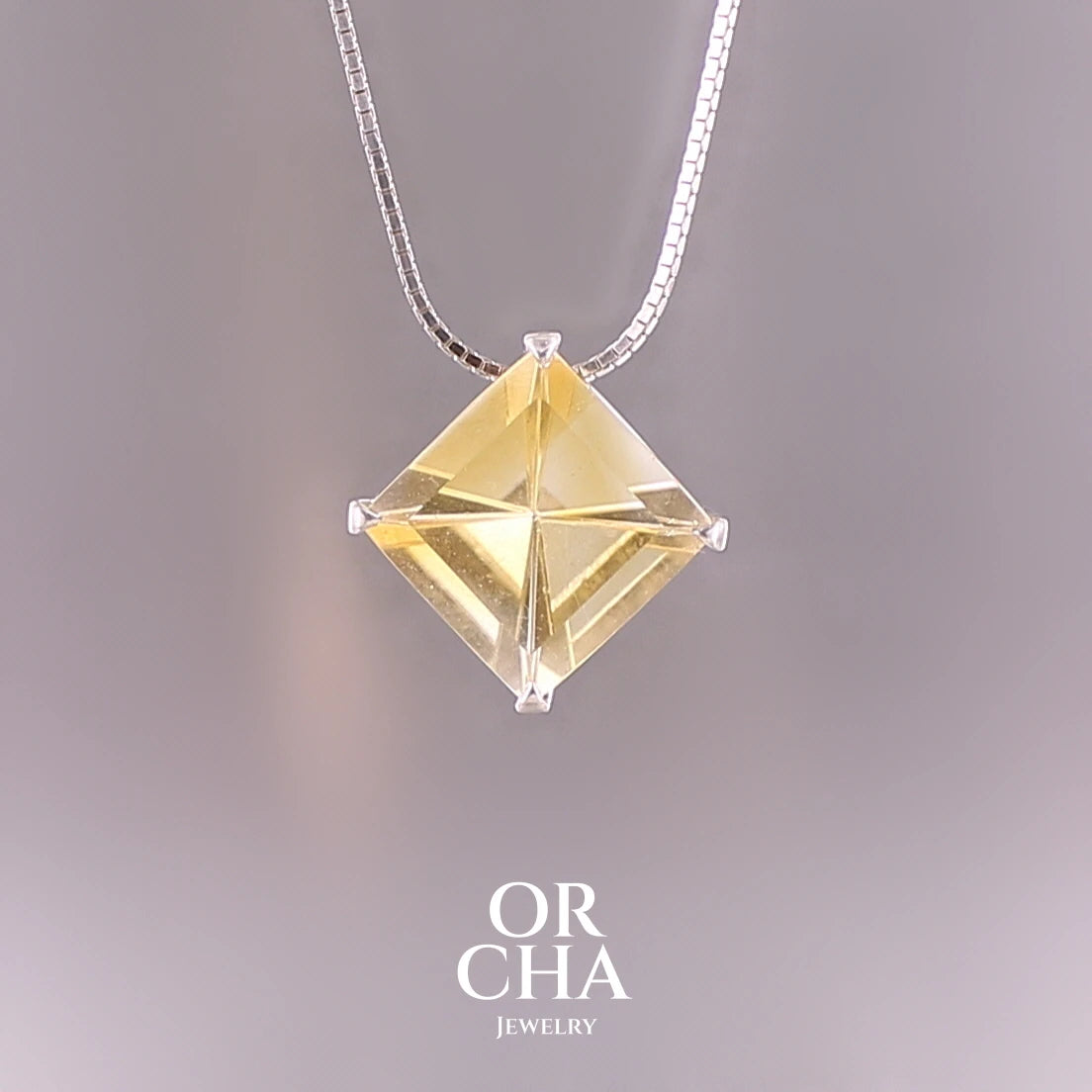Collier solitaire pour femme en argent massif serti d'une Citrine. Pierre au nuance de couleur jaune clair à très clair , pierre facettée en forme de losange, qualité transparente propre à l'oeil. Pendentif monté sur une chaine en argent sterling de type maille carrée miroir de 1,3 mm d'épaisseur et de 40 cm de longueur. Bijoux unique, éthique et durable présenté dans un coffret de notre marque, prêt à offrir. Livraison offerte, certificat d'authenticité, service client.
