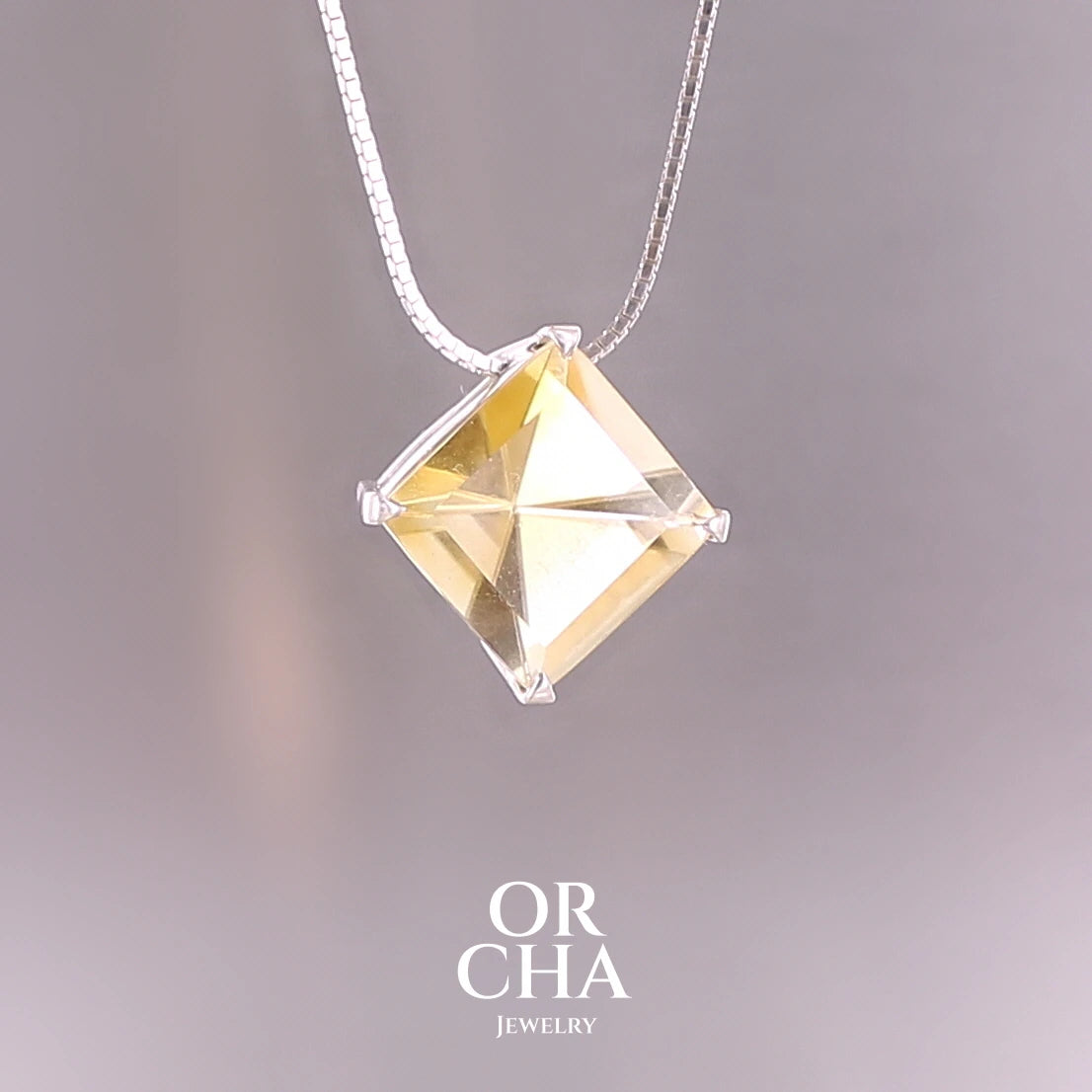 Collier solitaire pour femme en argent massif serti d'une Citrine. Pierre au nuance de couleur jaune clair à très clair , pierre facettée en forme de losange, qualité transparente propre à l'oeil. Pendentif monté sur une chaine en argent sterling de type maille carrée miroir de 1,3 mm d'épaisseur et de 40 cm de longueur. Bijoux unique, éthique et durable présenté dans un coffret de notre marque, prêt à offrir. Livraison offerte, certificat d'authenticité, service client.