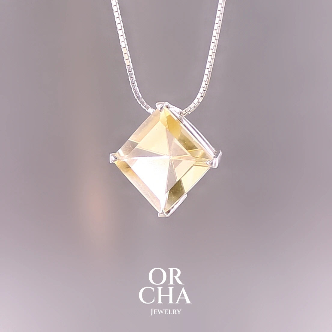 Collier solitaire pour femme en argent massif serti d'une Citrine. Pierre au nuance de couleur jaune clair à très clair , pierre facettée en forme de losange, qualité transparente propre à l'oeil. Pendentif monté sur une chaine en argent sterling de type maille carrée miroir de 1,3 mm d'épaisseur et de 40 cm de longueur. Bijoux unique, éthique et durable présenté dans un coffret de notre marque, prêt à offrir. Livraison offerte, certificat d'authenticité, service client.