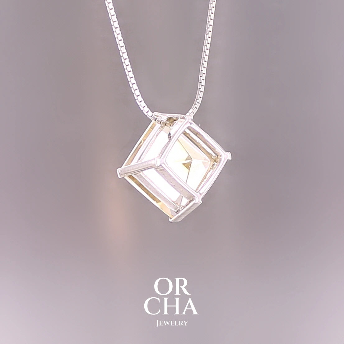 Collier solitaire pour femme en argent massif serti d'une Citrine. Pierre au nuance de couleur jaune clair à très clair , pierre facettée en forme de losange, qualité transparente propre à l'oeil. Pendentif monté sur une chaine en argent sterling de type maille carrée miroir de 1,3 mm d'épaisseur et de 40 cm de longueur. Bijoux unique, éthique et durable présenté dans un coffret de notre marque, prêt à offrir. Livraison offerte, certificat d'authenticité, service client.