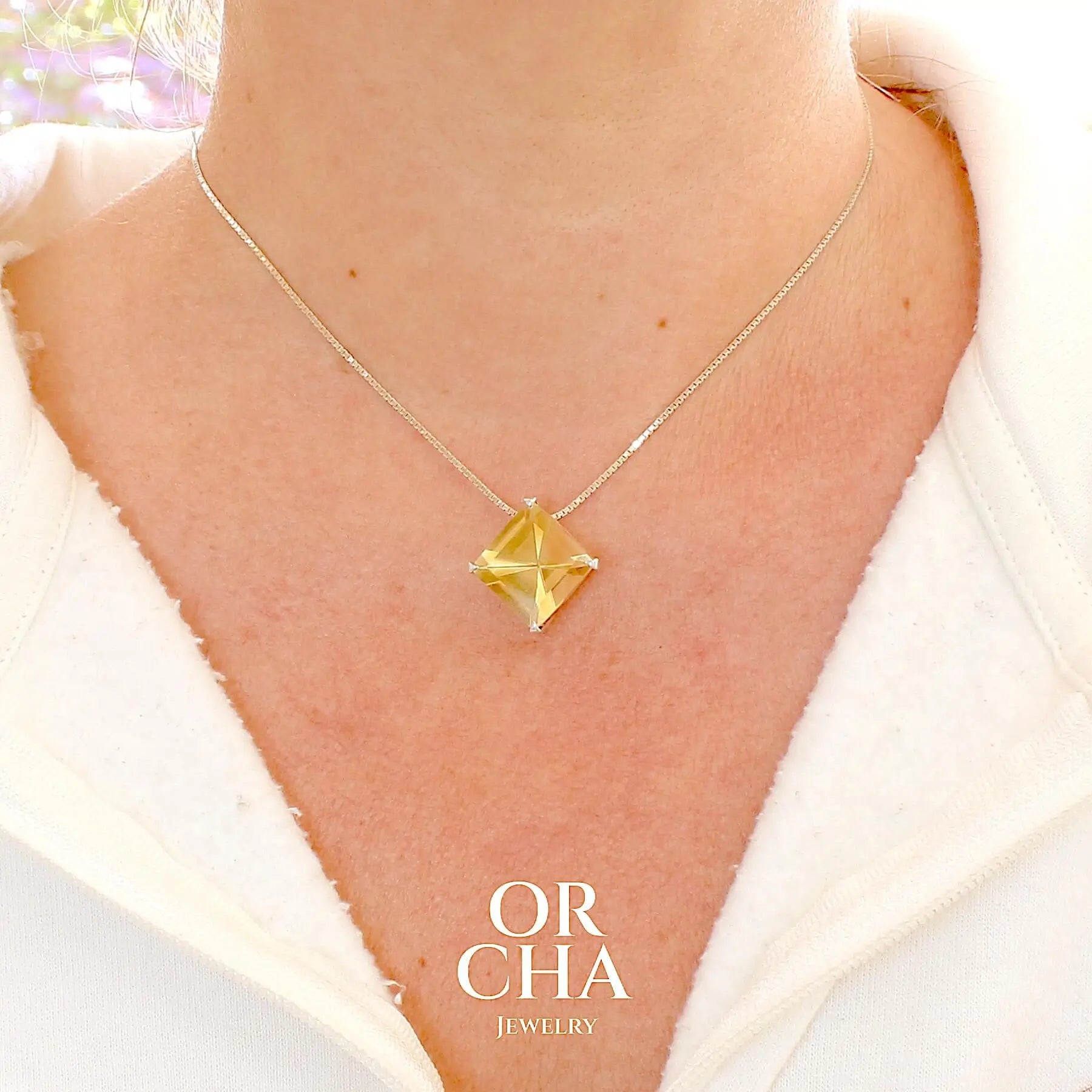 Collier solitaire pour femme en argent massif serti d'une Citrine. Pierre au nuance de couleur jaune clair à très clair , pierre facettée en forme de losange, qualité transparente propre à l'oeil. Pendentif monté sur une chaine en argent sterling de type maille carrée miroir de 1,3 mm d'épaisseur et de 40 cm de longueur. Bijoux unique, éthique et durable présenté dans un coffret de notre marque, prêt à offrir. Livraison offerte, certificat d'authenticité, service client.