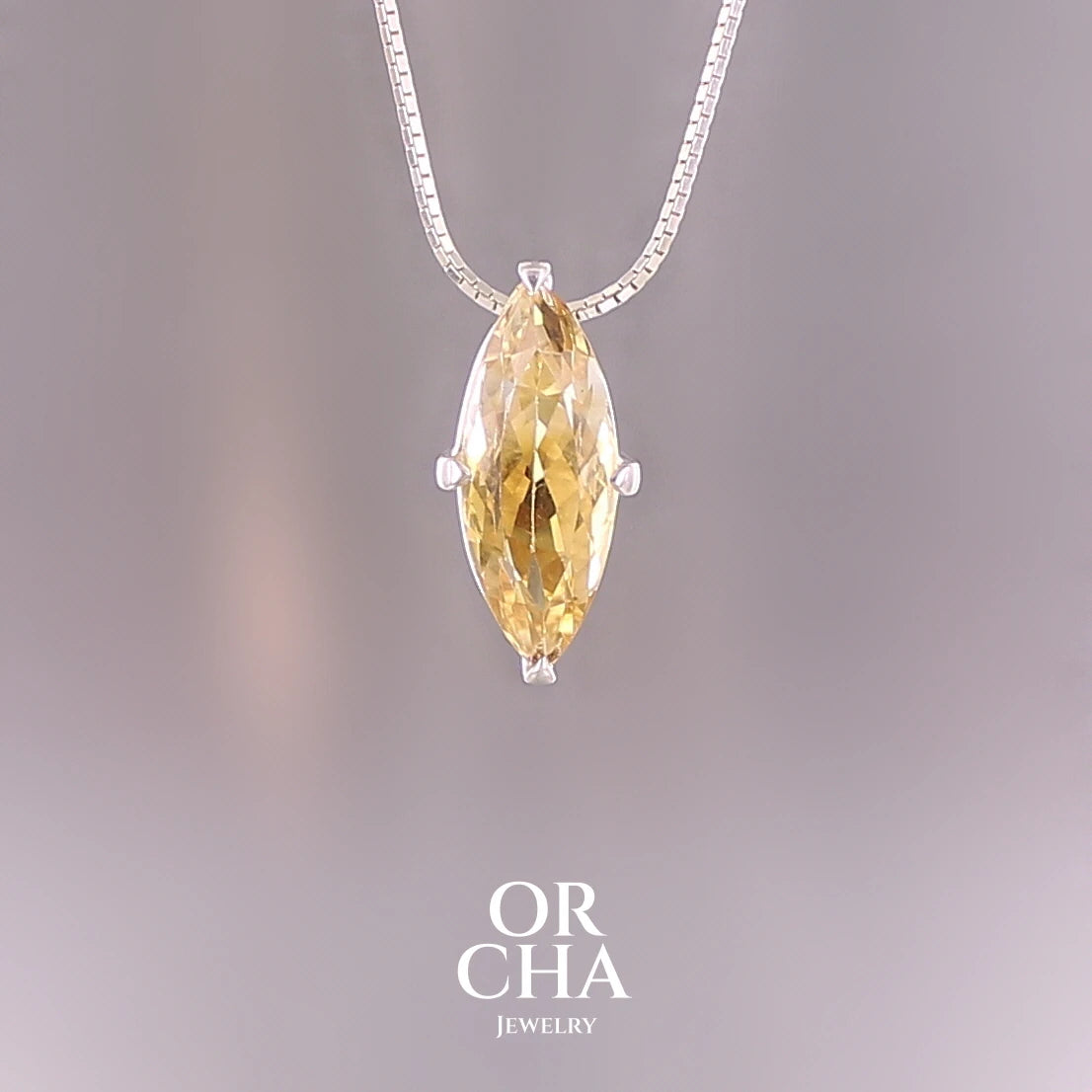 Collier solitaire pour femme en argent massif sertie d'une Citrine. Pierre facettée en forme de marquise de qualité transparente, propre à l'oeil. Pierre naturelle de couleur jaune clair à jaune foncé. Pendentif monté sur une chaine en argent sterling de type maille miroir de 1,3 mm d'épaisseur et de 40 cm de longueur. Bijoux unique, éthique et durable présenté dans un coffret de notre marque, prêt à offrir. Livraison offerte, certificat d'authenticité, service client.