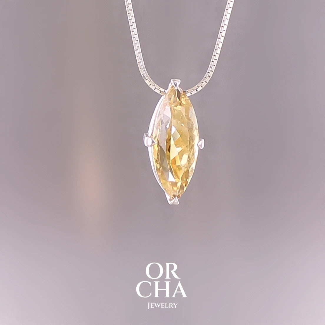Collier solitaire pour femme en argent massif sertie d'une Citrine. Pierre facettée en forme de marquise de qualité transparente, propre à l'oeil. Pierre naturelle de couleur jaune clair à jaune foncé. Pendentif monté sur une chaine en argent sterling de type maille miroir de 1,3 mm d'épaisseur et de 40 cm de longueur. Bijoux unique, éthique et durable présenté dans un coffret de notre marque, prêt à offrir. Livraison offerte, certificat d'authenticité, service client.