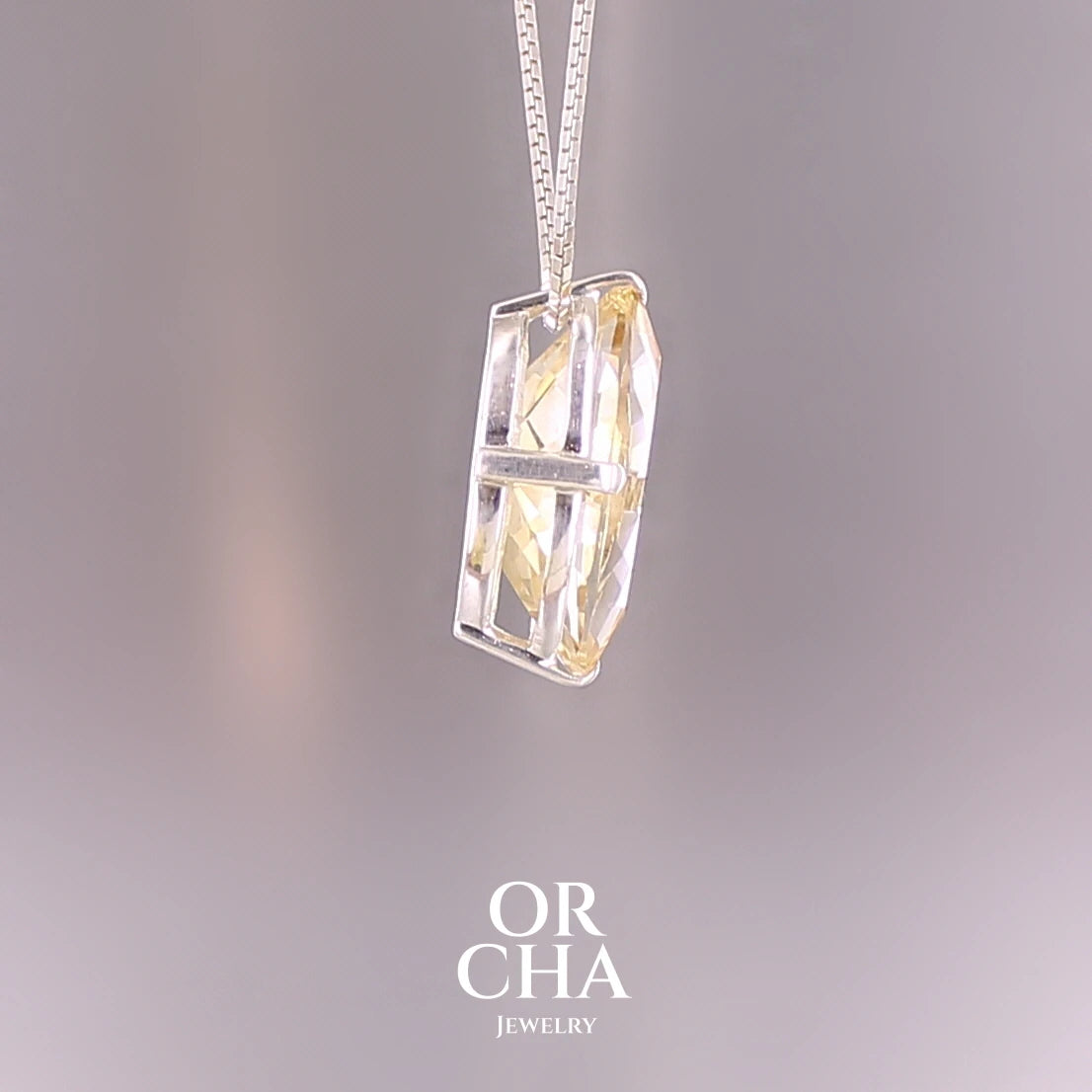 Collier solitaire pour femme en argent massif sertie d'une Citrine. Pierre facettée en forme de marquise de qualité transparente, propre à l'oeil. Pierre naturelle de couleur jaune clair à jaune foncé. Pendentif monté sur une chaine en argent sterling de type maille miroir de 1,3 mm d'épaisseur et de 40 cm de longueur. Bijoux unique, éthique et durable présenté dans un coffret de notre marque, prêt à offrir. Livraison offerte, certificat d'authenticité, service client.