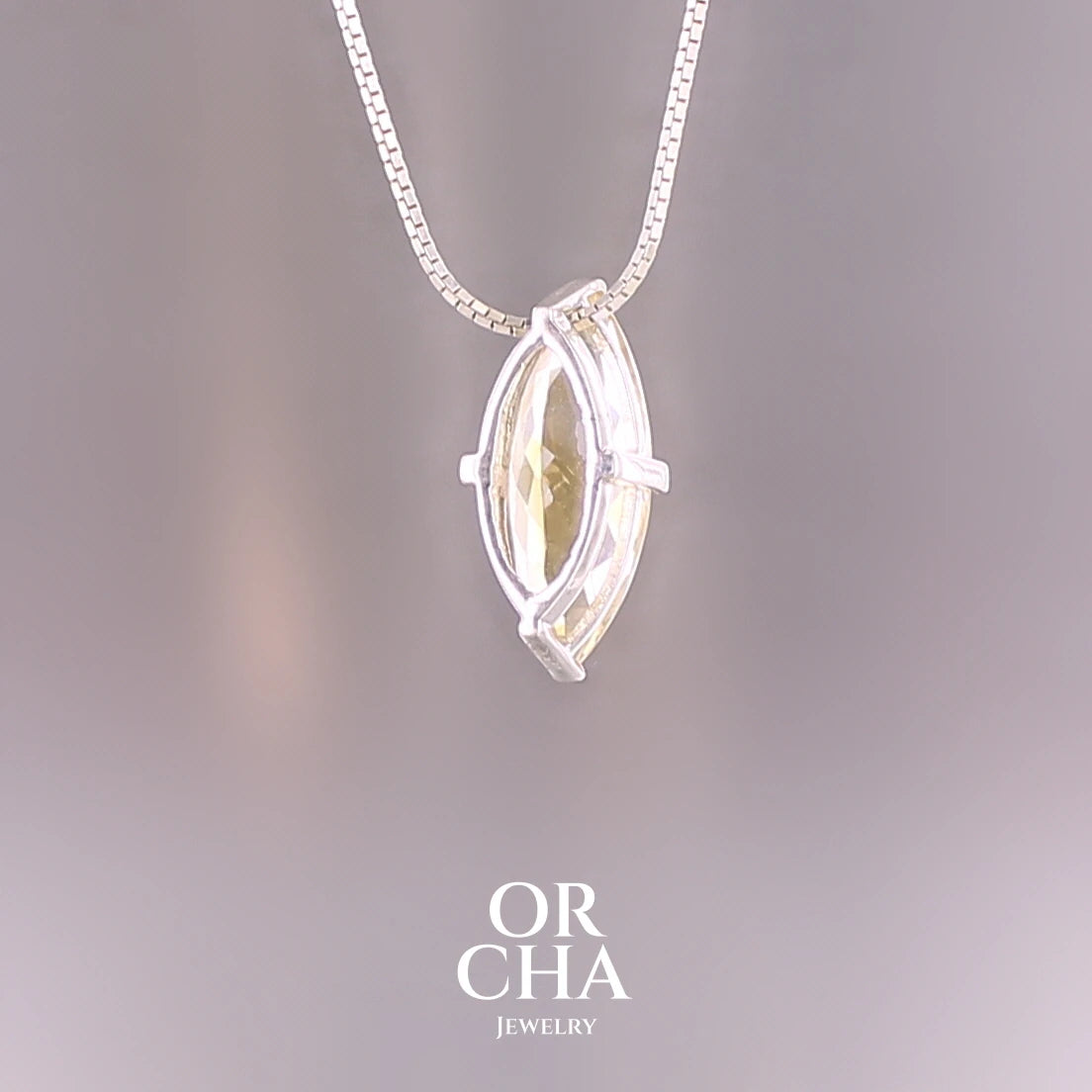 Collier solitaire pour femme en argent massif sertie d'une Citrine. Pierre facettée en forme de marquise de qualité transparente, propre à l'oeil. Pierre naturelle de couleur jaune clair à jaune foncé. Pendentif monté sur une chaine en argent sterling de type maille miroir de 1,3 mm d'épaisseur et de 40 cm de longueur. Bijoux unique, éthique et durable présenté dans un coffret de notre marque, prêt à offrir. Livraison offerte, certificat d'authenticité, service client.