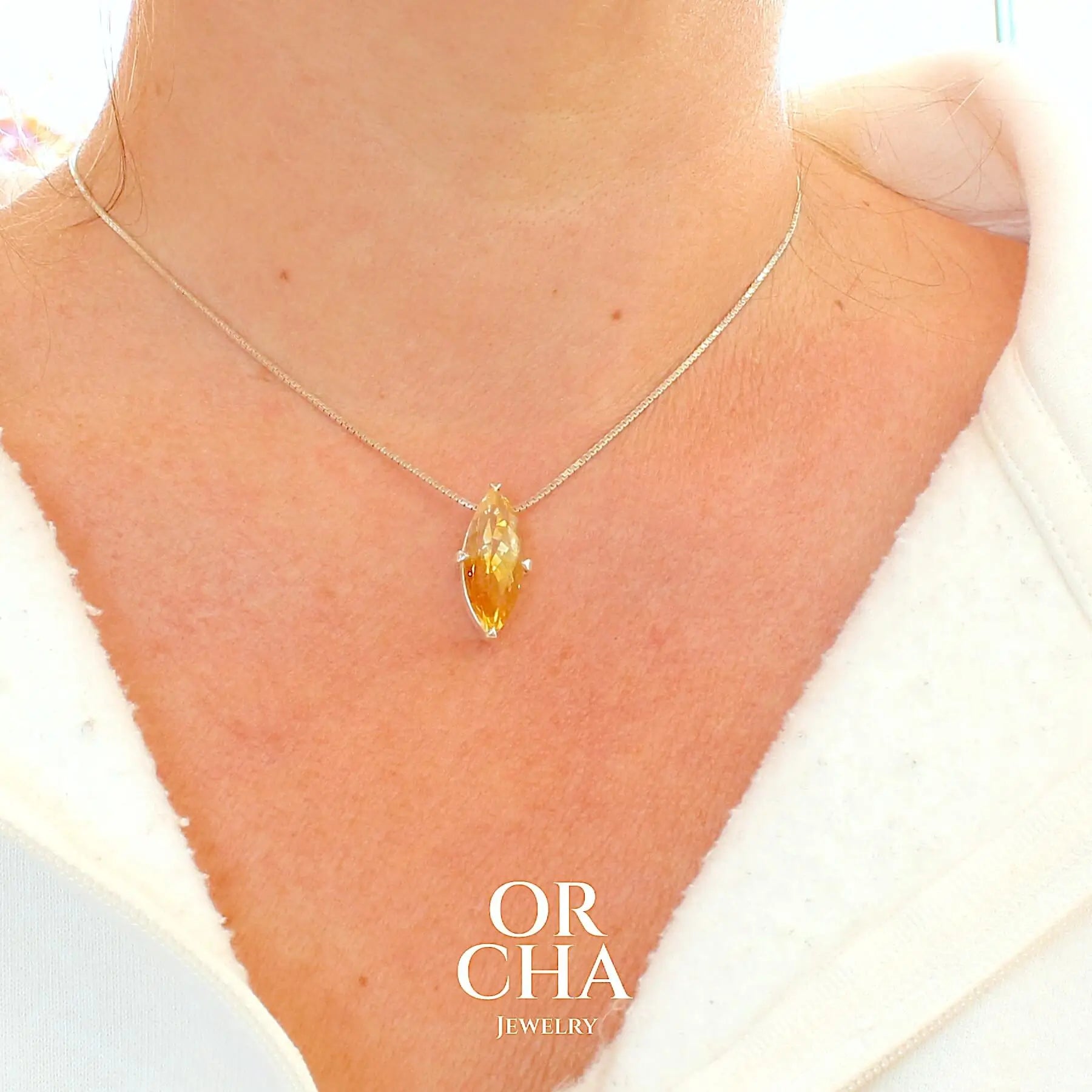 Collier solitaire pour femme en argent massif sertie d'une Citrine. Pierre facettée en forme de marquise de qualité transparente, propre à l'oeil. Pierre naturelle de couleur jaune clair à jaune foncé. Pendentif monté sur une chaine en argent sterling de type maille miroir de 1,3 mm d'épaisseur et de 40 cm de longueur. Bijoux unique, éthique et durable présenté dans un coffret de notre marque, prêt à offrir. Livraison offerte, certificat d'authenticité, service client.