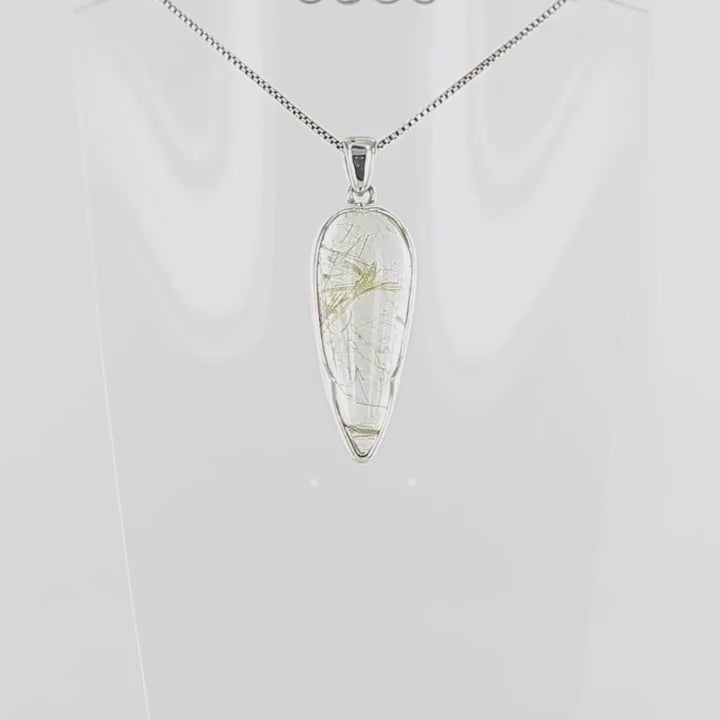 Pendentif en quartz rutile doré,en forme de goutte allongée, monté en argent massif 925 avec un serti clos à pointe.
Une création au design affirmé, sculptée pour révéler l’éclat des inclusions dorées qui parcourent la pierre comme une pluie figée de lumière. Bijoux unique, éthique et durable présenté dans un coffret de notre marque, prêt à offrir. Livraison offerte, certificat d'authenticité, service client.