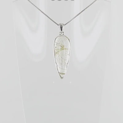 Pendentif en quartz rutile doré,en forme de goutte allongée, monté en argent massif 925 avec un serti clos à pointe.
Une création au design affirmé, sculptée pour révéler l’éclat des inclusions dorées qui parcourent la pierre comme une pluie figée de lumière. Bijoux unique, éthique et durable présenté dans un coffret de notre marque, prêt à offrir. Livraison offerte, certificat d'authenticité, service client.