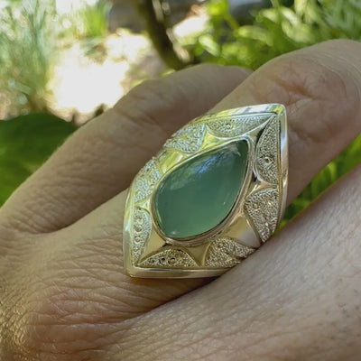 Grande Bague marquise pour femme en argent massif, sertie d'un cabochon de calcédoine bleue verte. Pierre taillée de en forme de goutte. Pierre translucide. bijou unique réalisée en taille 54 par Orcha Jewelry