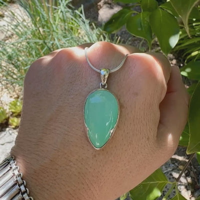 Pendentif pour femme en argent massif, sertie d'un cabochon de chrysoprase de couleur vert bleuté. Pierre de qualité translucide taillée en forme de goutte. Bijoux unique par Orcha jewelry