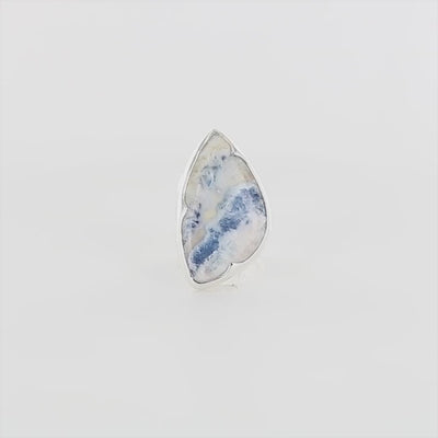 Bague de createur pour femme en argent massif sertie d'une scheelite bleue. Pierre naturelle de couleur bleu, beige creme et blanc de qualité  opaque. Taille 58. Bijoux unique, éthique et durable présenté dans un coffret de notre marque, prêt à offrir. Livraison offerte, certificat d'authenticité, service client.