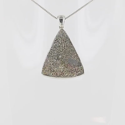 Pendentif en argent massif serti d'une pyrite brute avec ses cristaux. Pierre naturelle de couleur doré, scintillante. Bijoux unique, éthique et durable présenté dans un coffret de notre marque, prêt à offrir. Livraison offerte, certificat d'authenticité, service client.