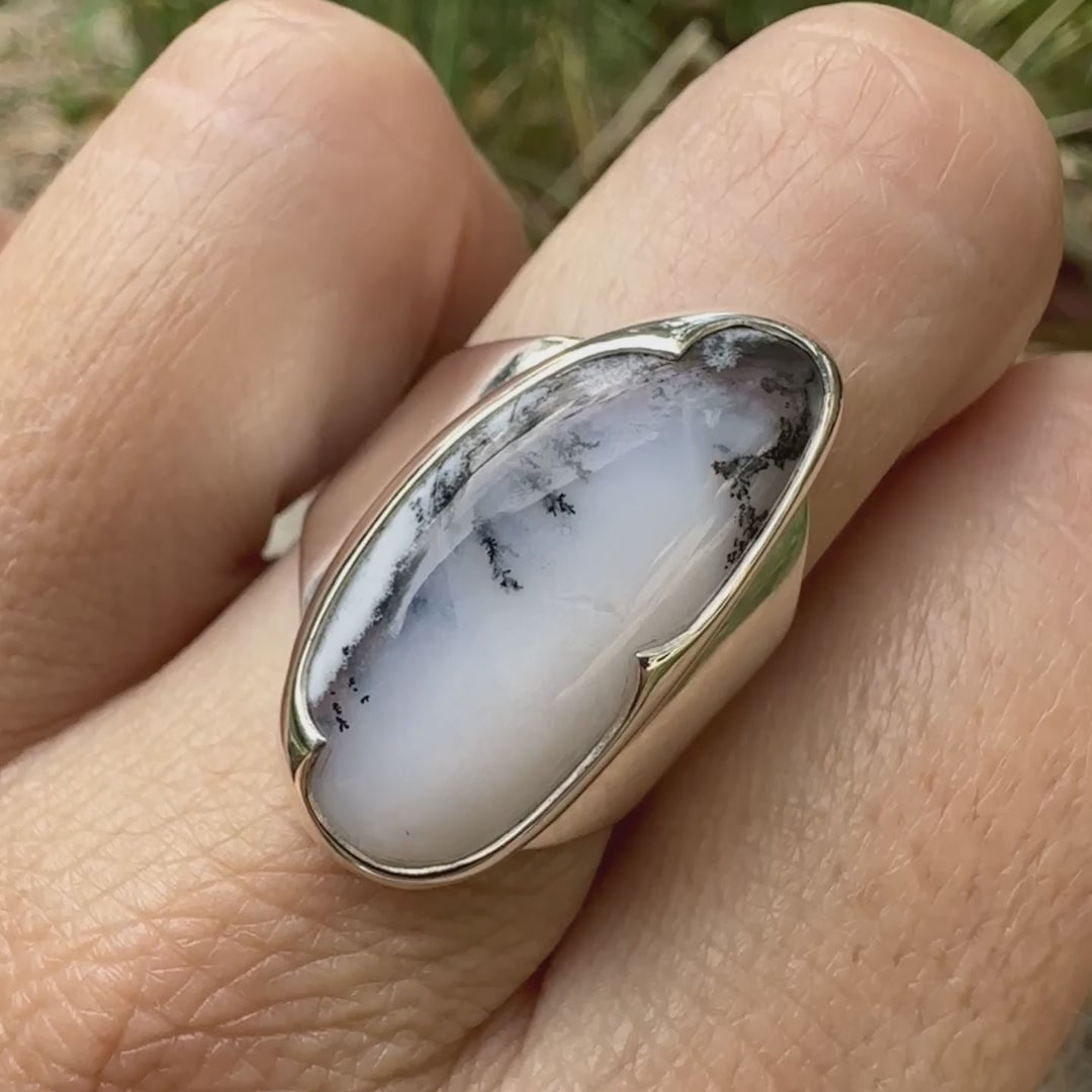 Bague pour femme en argent massif sertie d'un cabochon d'agate dendritique de couleur blanc pur et noir. Pierre opaque translucide à inclusions arborescentes de dendrites de manganèse noires contrastées. Bijou unique réalisée en taille 58 par Orchajewelry