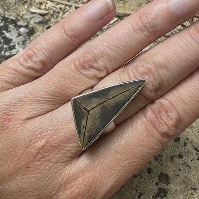 Grande bague contemporaine pour femme en argent massif sertie d'une tranche de septaria Pierre unique et rare sous cette forme triangulaire. Pierre de qualité opaque naturelle de couleur brun foncé à brun clair. Bague réalisée en taille 54.  Bijoux unique, éthique et durable présenté dans un coffret de notre marque, prêt à offrir. Livraison offerte, certificat d'authenticité, service client.