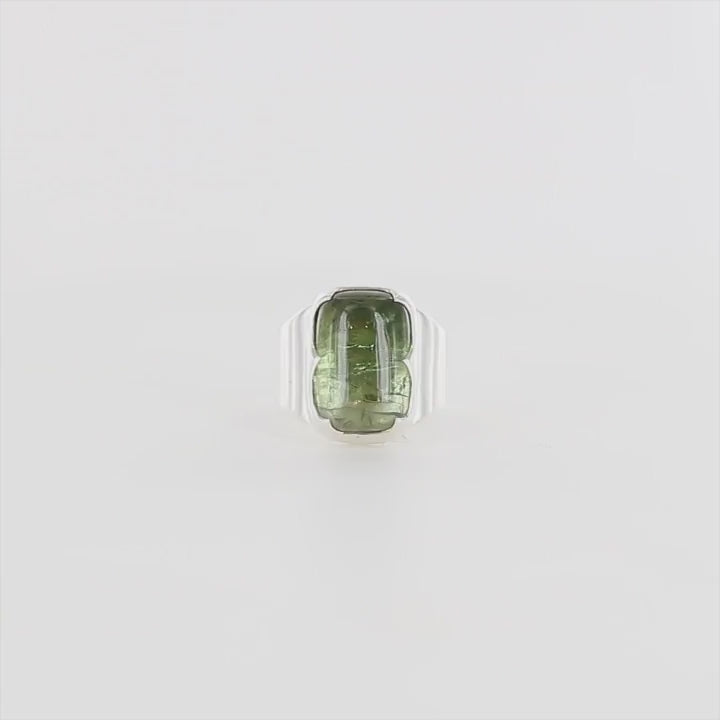 Vidéo 360 degré d'une grande bague pour homme et femme en argent massif sertie d'un cabochon rectangulaire de Tourmaline verte bicolore. Pierre naturelle présentant un camaïeu de vert. Pierre fine de qualité  transparente présentant des inclusions. Taille 58. Bijoux unique, éthique et durable présenté dans un coffret de notre marque, prêt à offrir. Livraison offerte, certificat d'authenticité, service client.
