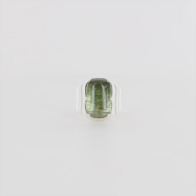 Vidéo 360 degré d'une grande bague pour homme et femme en argent massif sertie d'un cabochon rectangulaire de Tourmaline verte bicolore. Pierre naturelle présentant un camaïeu de vert. Pierre fine de qualité  transparente présentant des inclusions. Taille 58. Bijoux unique, éthique et durable présenté dans un coffret de notre marque, prêt à offrir. Livraison offerte, certificat d'authenticité, service client.
