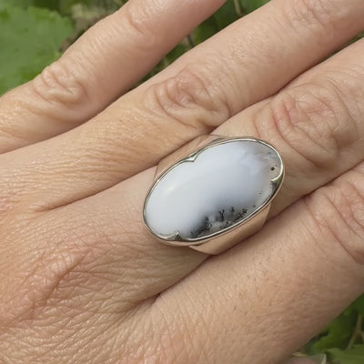 Bague pour femme en argent massif sertie d'un cabochon d'agate dendritique de couleur blanche et noire. Pierre de forme ovale de qualité translucide à inclusions paysages de manganèse contrastées. Bijou unique réalisée en taille 58 par Orcha Jewelry
