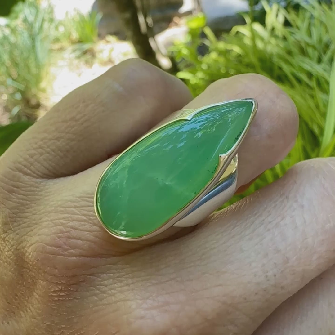 Grande Bague pour femme en argent massif, sertie d'un cabochon de chrysoprase. Pierre naturelle de couleur verte taillée en forme de goutte de qualité translucide. Bijoux unique réalisé en taille 54 par Orchajewelry