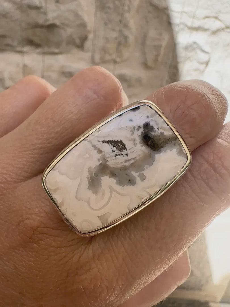 Bague pour femme en argent massif sertie d'un cabochon rectangulaire de jaspe océan de couleur blanc crème, gris, kaki et beige. Pierre de qualité opaque. Bijou unique réalisée en taille 54 par Orchajewelry