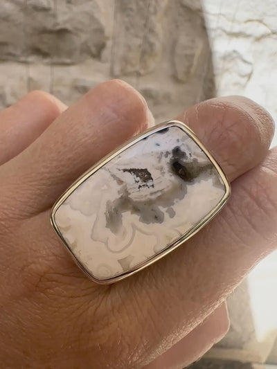 Bague pour femme en argent massif sertie d'un cabochon rectangulaire de jaspe océan de couleur blanc crème, gris, kaki et beige. Pierre de qualité opaque. Bijou unique réalisée en taille 54 par Orchajewelry