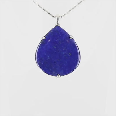 Pendentif goutte en lapis-lazuli bleu profond avec inclusions dorées, serti de trois griffes en argent massif 925. Le bijou,  présente une pierre naturelle polie en forme de goutte, montée sur une bélière sobre. Un bijou artisanal unique mettant en valeur la beauté minérale brute et élégante du lapis-lazuli. Bijoux unique, éthique et durable présenté dans un coffret de notre marque, prêt à offrir. Livraison offerte, certificat d'authenticité, service client.