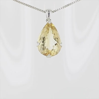 Cette création présente une somptueuse citrine taillée en goutte, aux reflets dorés lumineux. La pierre d'un jaune ambré éclatant est délicatement maintenue par une monture en argent massif 925 aux lignes épurées. Les griffes d'argent, discrètes mais efficaces, permettent à la lumière de traverser le cristal, révélant toute sa brillance. Un bijou fait main qui capture l'essence du soleil dans une élégante simplicité.
Bijoux unique présenté dans un coffret de notre marque prêt à offrir. Livraison offerte.