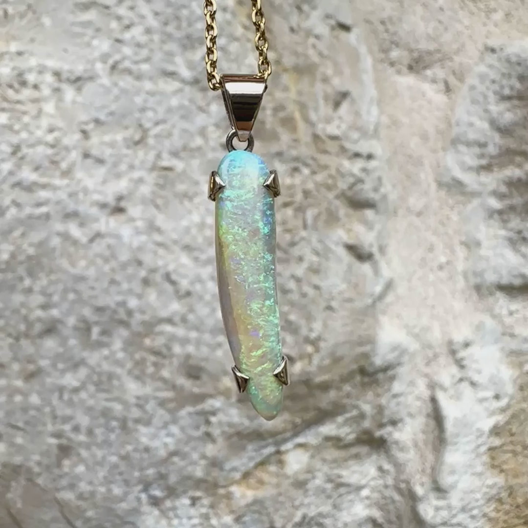 Pendentif pour femme en or jaune massif 18k serti d'une opale cristal aux feux étoilés multicolores à dominantes vert et jaune. Cabochon de 1 carat taille en forme de goutte de qualité transparente. Opale australienne de Mintabie. Bijou unique réalisé par Orchajewelry