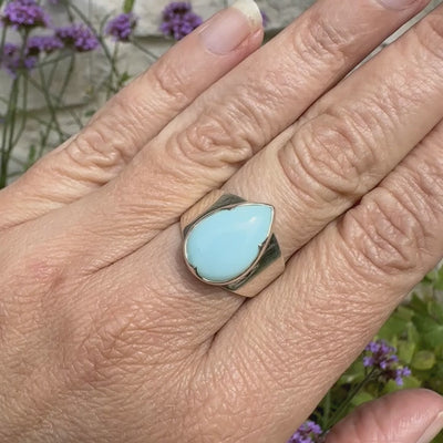 Bague pour femme en argent massif, sertie d'un cabochon d'opale bleue du Pérou de couleur bleu ciel. Pierre taillée en forme de goutte de qualité opaque. Bijou unique de taille 56