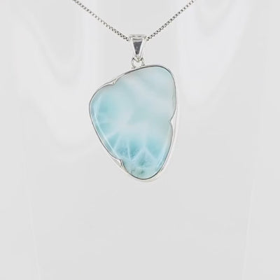 Pendentif larimar naturel bleu turquoise République Dominicaine serti argent sterling 925 artisanal. Pierre forme libre organiques nuances bleues blanches. Bijou unique fait main pierre précieuse rare caraïbes. Sertissage clos à pointe protecteur monture solide. Cadeau femme exceptionnel. Bijoux unique, éthique et durable présenté dans un coffret de notre marque, prêt à offrir. Livraison offerte, certificat d'authenticité, service client