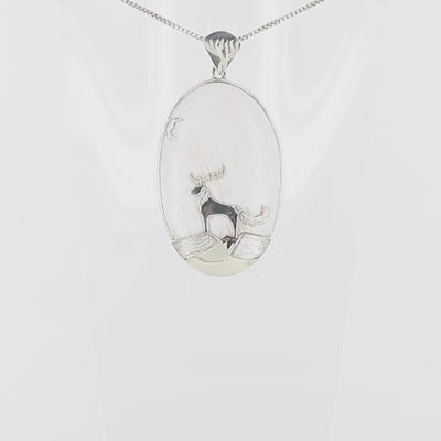 Pendentif de créateur en argent massif, où s'illustre un animal fantastique de type cerf loup sculpté en argent massif et serti sur un cabochon de scolécite. Pierre blanche opaque naturelle aux reflets soyeux. Bijoux unique, éthique et durable présenté dans un coffret de notre marque, prêt à offrir. Livraison offerte, certificat d'authenticité, service client.