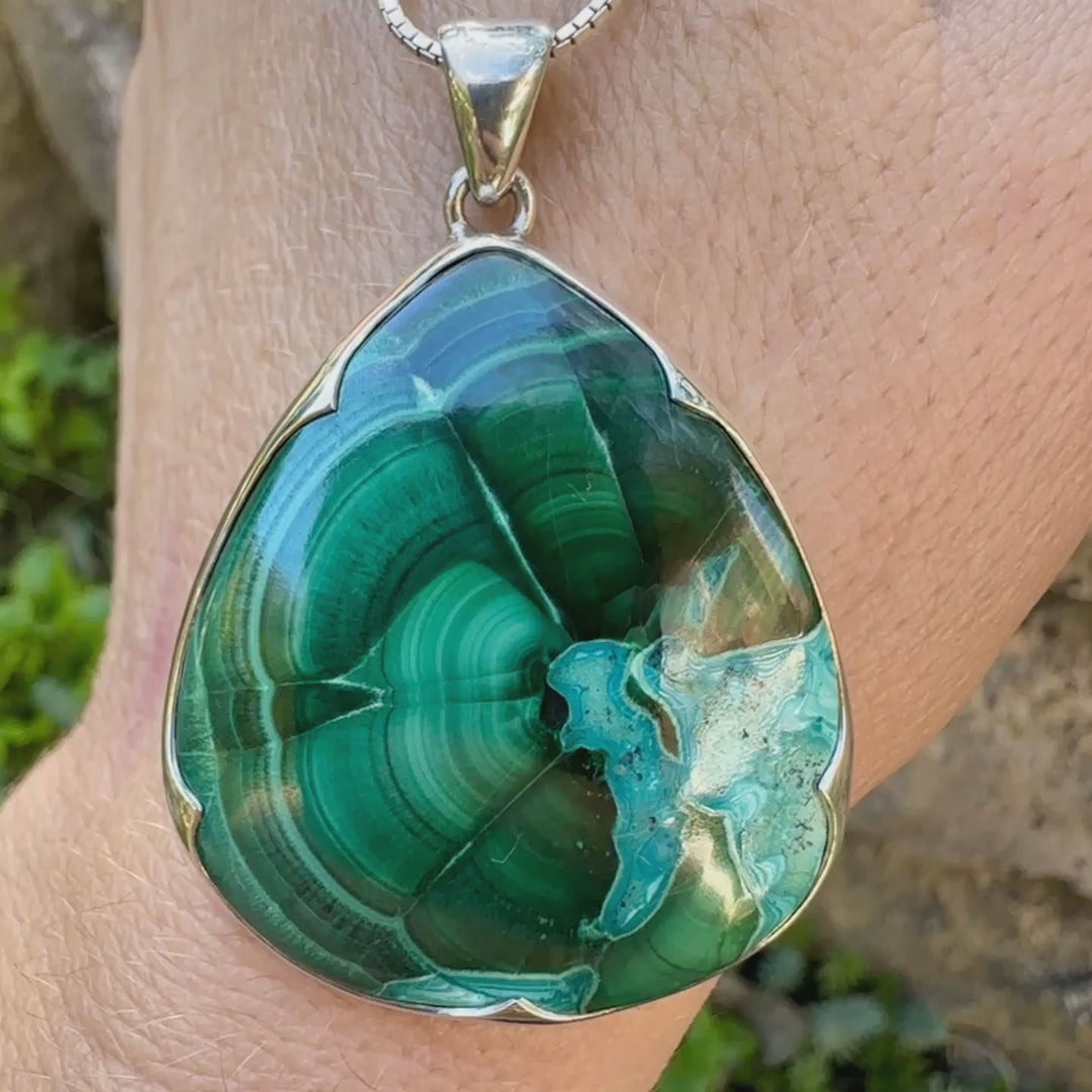 Grand pendentif pour femme en argent massif serti d'une Malachite à inclusions de Chrysocolle de couleur verte profonde intense et bleu ciel. Grand cabochon en forme de goutte. Bijoux unique réalise par Orchajewelry
