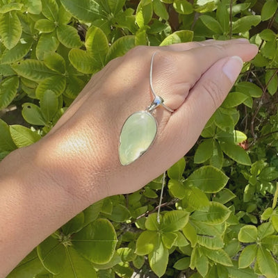 Pendentif pour femme en argent massif serti d'une préhnite de couleur vert jaune clair. Pierre naturelle taillée en cabochon en forme de goutte. Bijoux unique par orchajewelry.